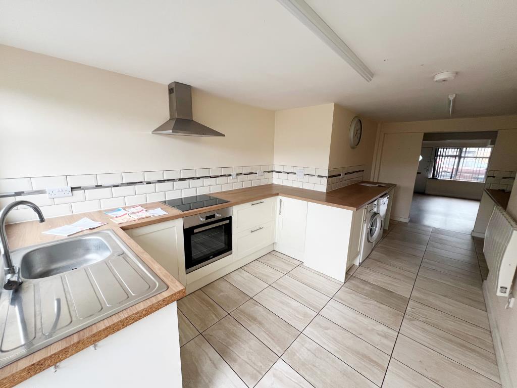 Lot: 124 - REFURBISHED COTTAGE WITH GARDEN - Kitchen